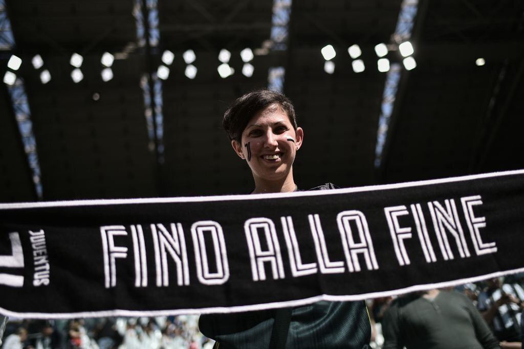 هوادار یوونتوس با پرچم Fino Alla Fine